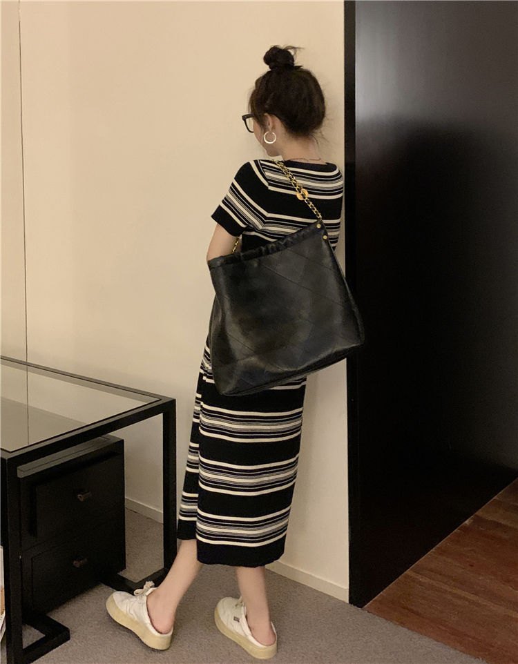 24HH255.22 - VÁY MONGTEGHI KẺ 2 MÀU