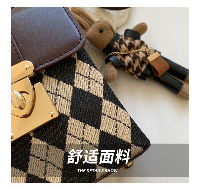 24HA78.18 - TÚI ĐEO CHÉO MINI KÈM MÓC GẤU