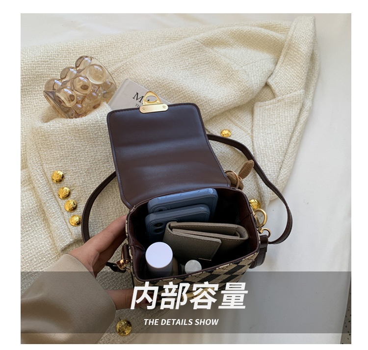 24HA78.18 - TÚI ĐEO CHÉO MINI KÈM MÓC GẤU