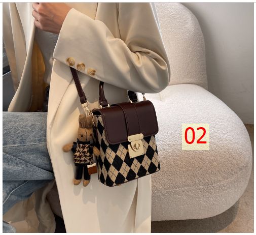 24HA78.18 - TÚI ĐEO CHÉO MINI KÈM MÓC GẤU