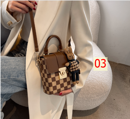 24HA78.18 - TÚI ĐEO CHÉO MINI KÈM MÓC GẤU