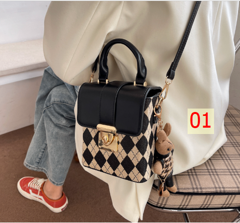 24HA78.18 - TÚI ĐEO CHÉO MINI KÈM MÓC GẤU
