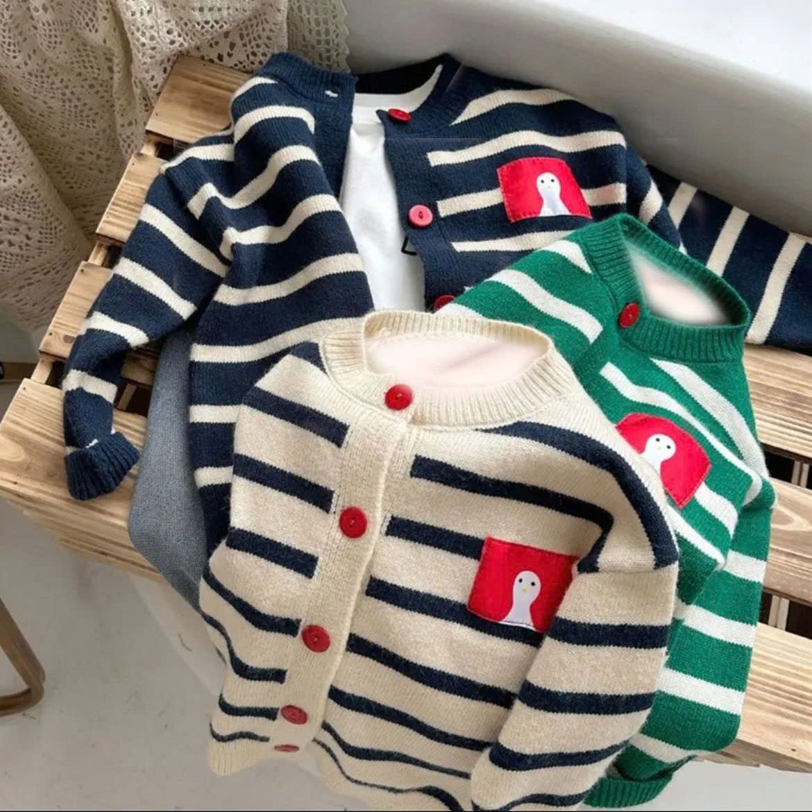 24HA128.10 - ÁO LEN CARDIGAN KẺ CHO BÉ