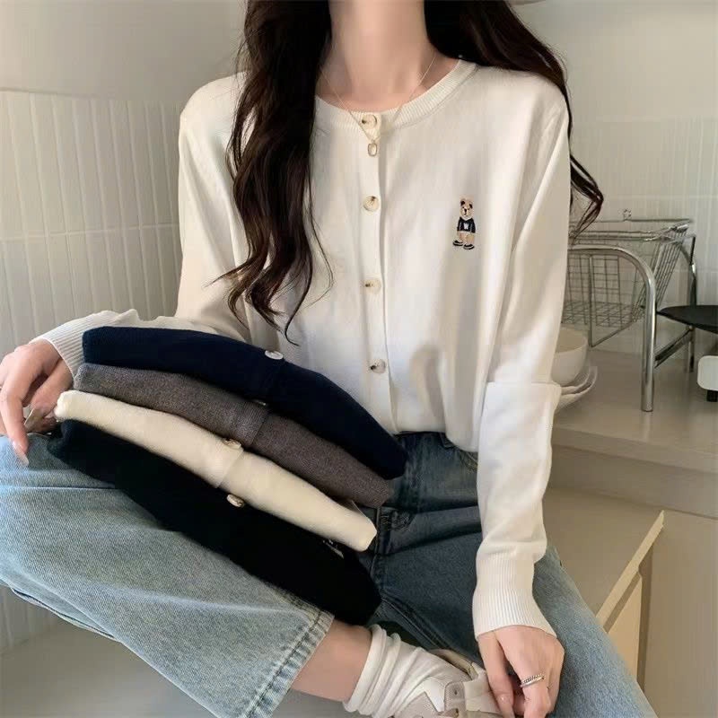 24HA248.16 - ÁO LEN CARDIGAN THÊU HÌNH GẤU