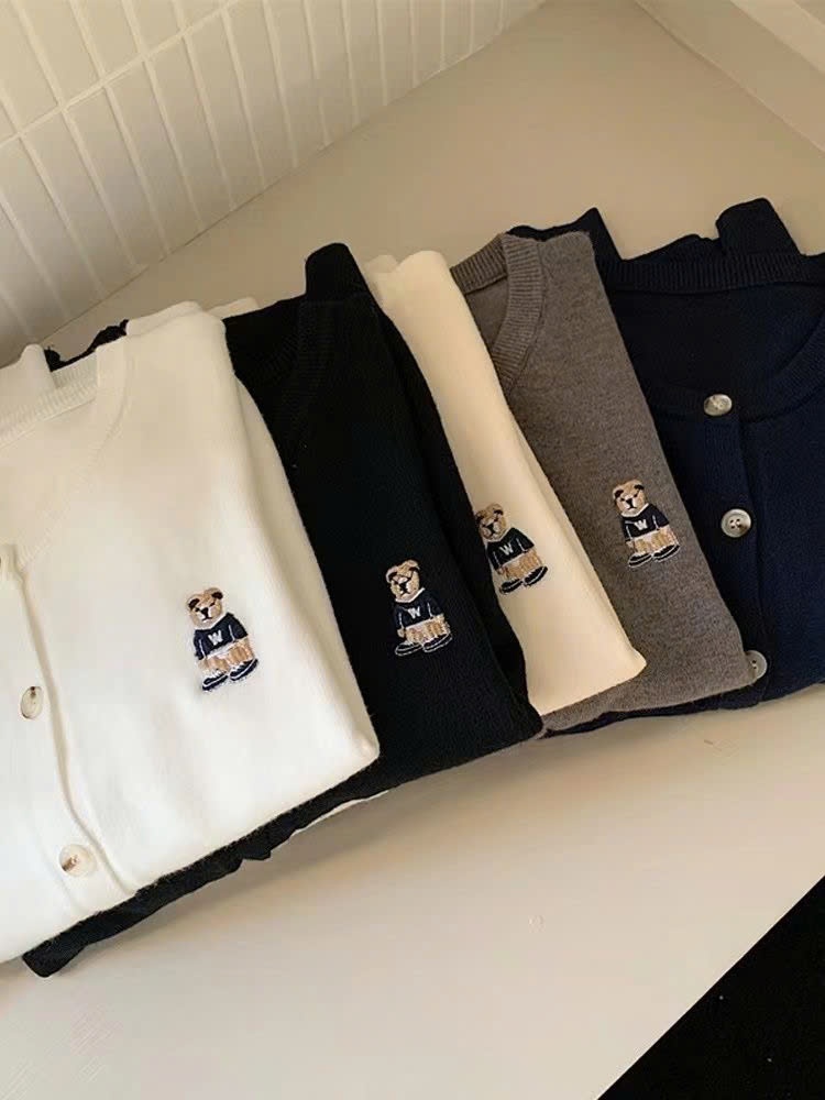 24HA248.16 - ÁO LEN CARDIGAN THÊU HÌNH GẤU