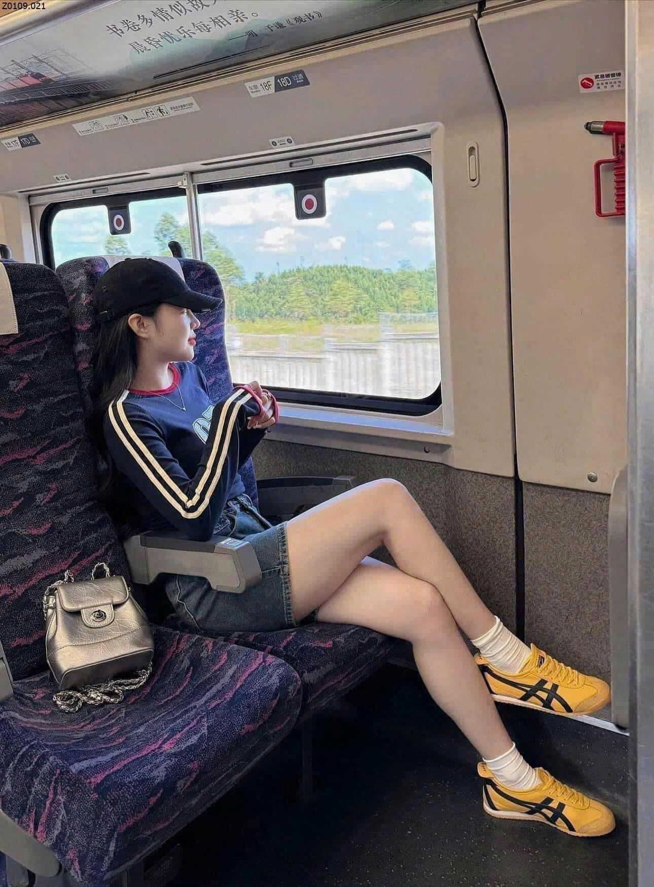 24HA308.30 - ÁO THUN SỐ 7 HELLOKOMA