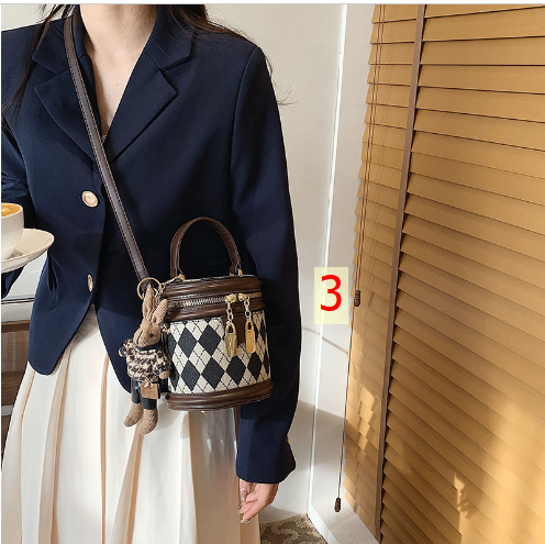 24HA19.28 - TÚI TRỐNG KÈM MÓC THỎ XINH