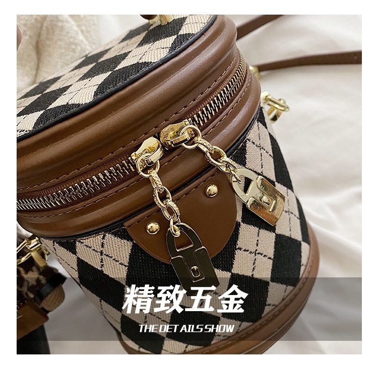 24HA19.28 - TÚI TRỐNG KÈM MÓC THỎ XINH