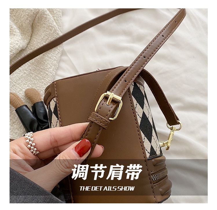 24HA19.28 - TÚI TRỐNG KÈM MÓC THỎ XINH