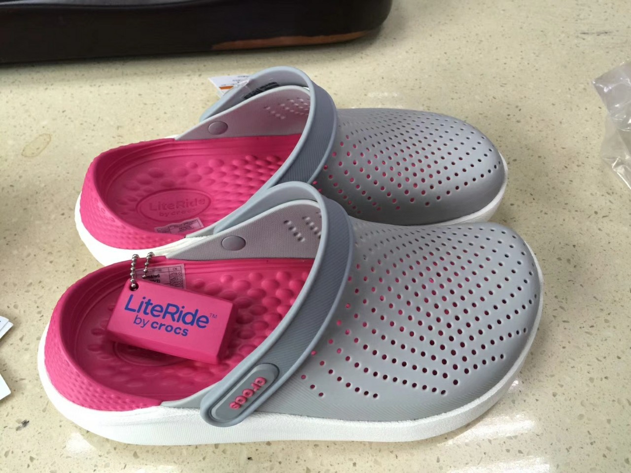 24HA89.31 - SỤC CROCS NAM NỮ