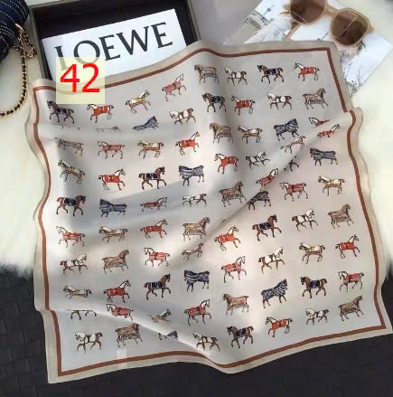 24HA169.11 - SET 2 KHĂN LỤA VUÔNG QUÀNG CỔ