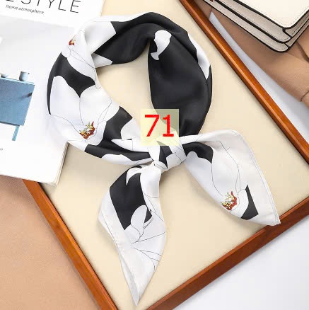24HA169.11 - SET 2 KHĂN LỤA VUÔNG QUÀNG CỔ