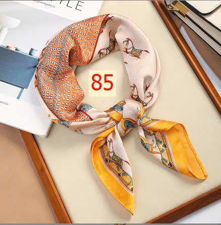 24HA169.11 - SET 2 KHĂN LỤA VUÔNG QUÀNG CỔ