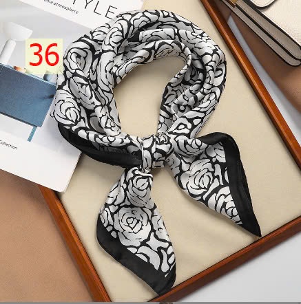 24HA169.11 - SET 2 KHĂN LỤA VUÔNG QUÀNG CỔ