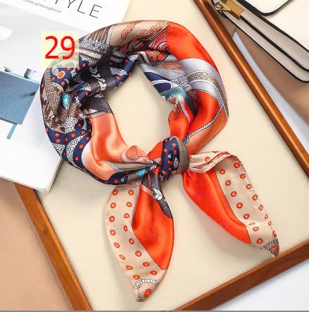 24HA169.11 - SET 2 KHĂN LỤA VUÔNG QUÀNG CỔ