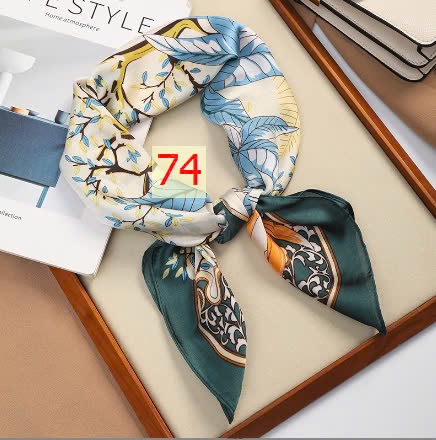 24HA169.11 - SET 2 KHĂN LỤA VUÔNG QUÀNG CỔ