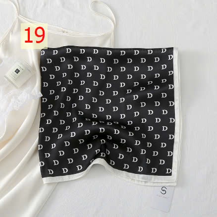 24HA169.11 - SET 2 KHĂN LỤA VUÔNG QUÀNG CỔ