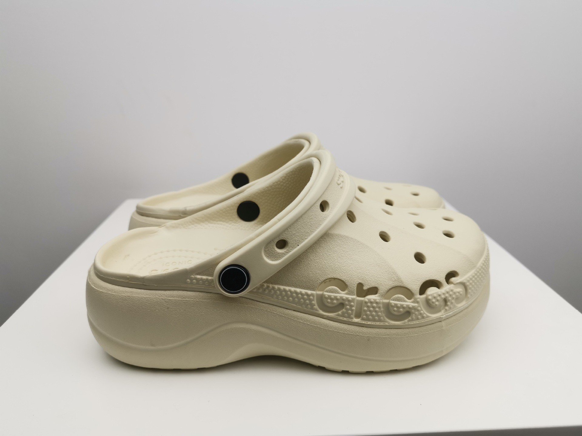 24HA189.06 - SỤC CROCS ĐẾ CAO NỮ