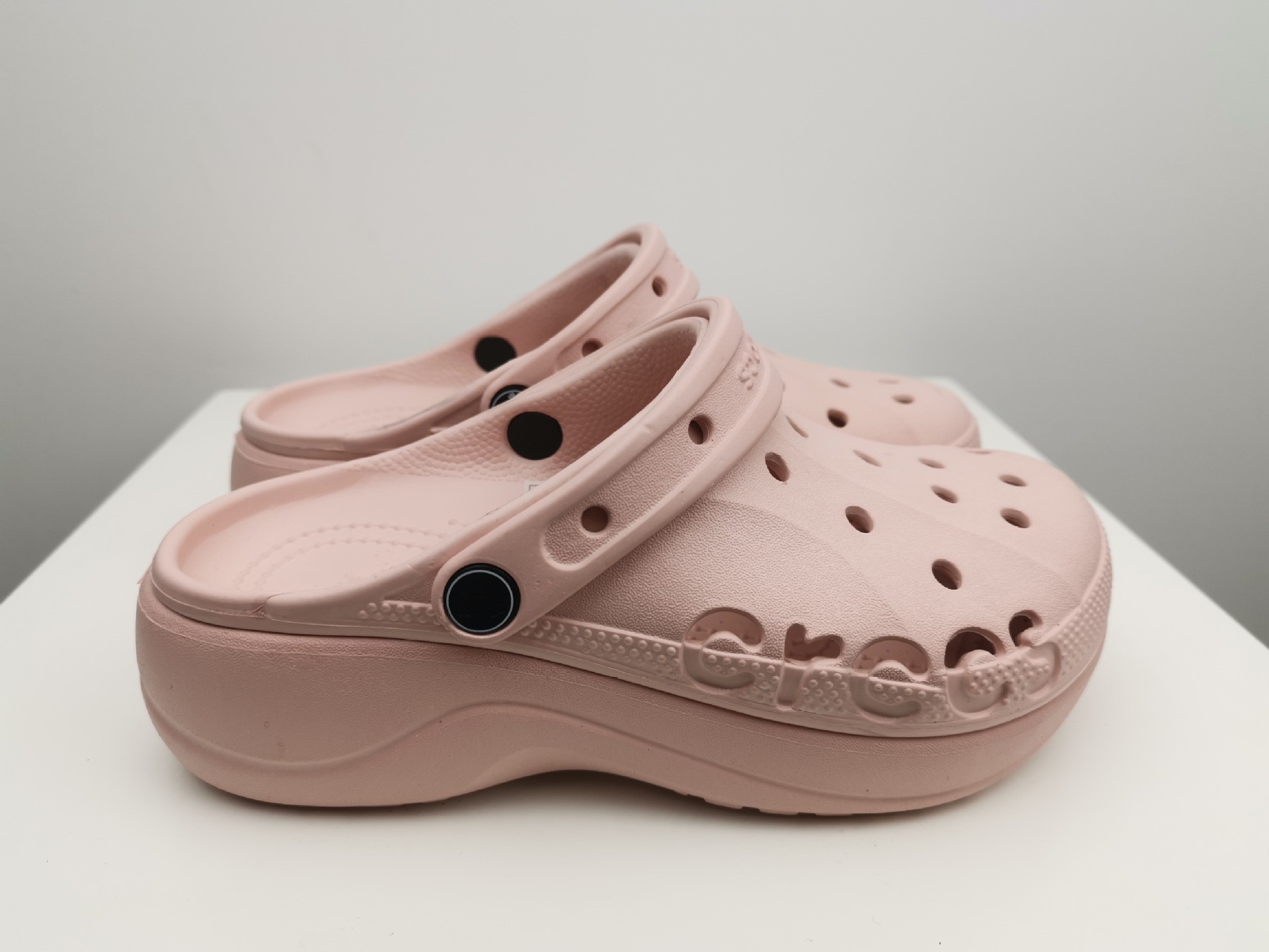 24HA189.06 - SỤC CROCS ĐẾ CAO NỮ