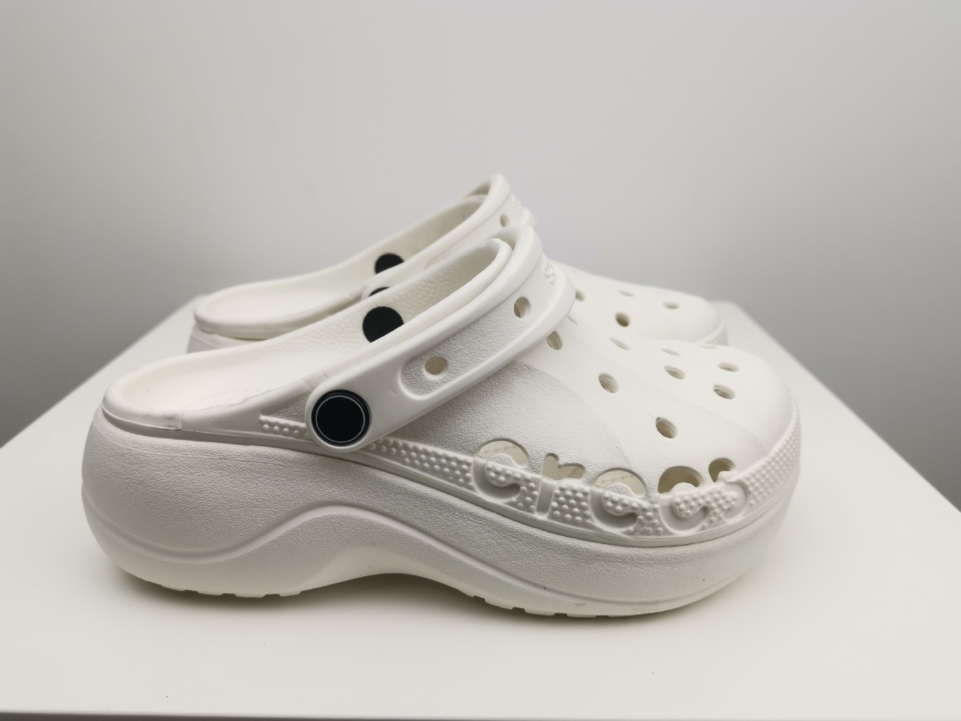 24HA189.06 - SỤC CROCS ĐẾ CAO NỮ