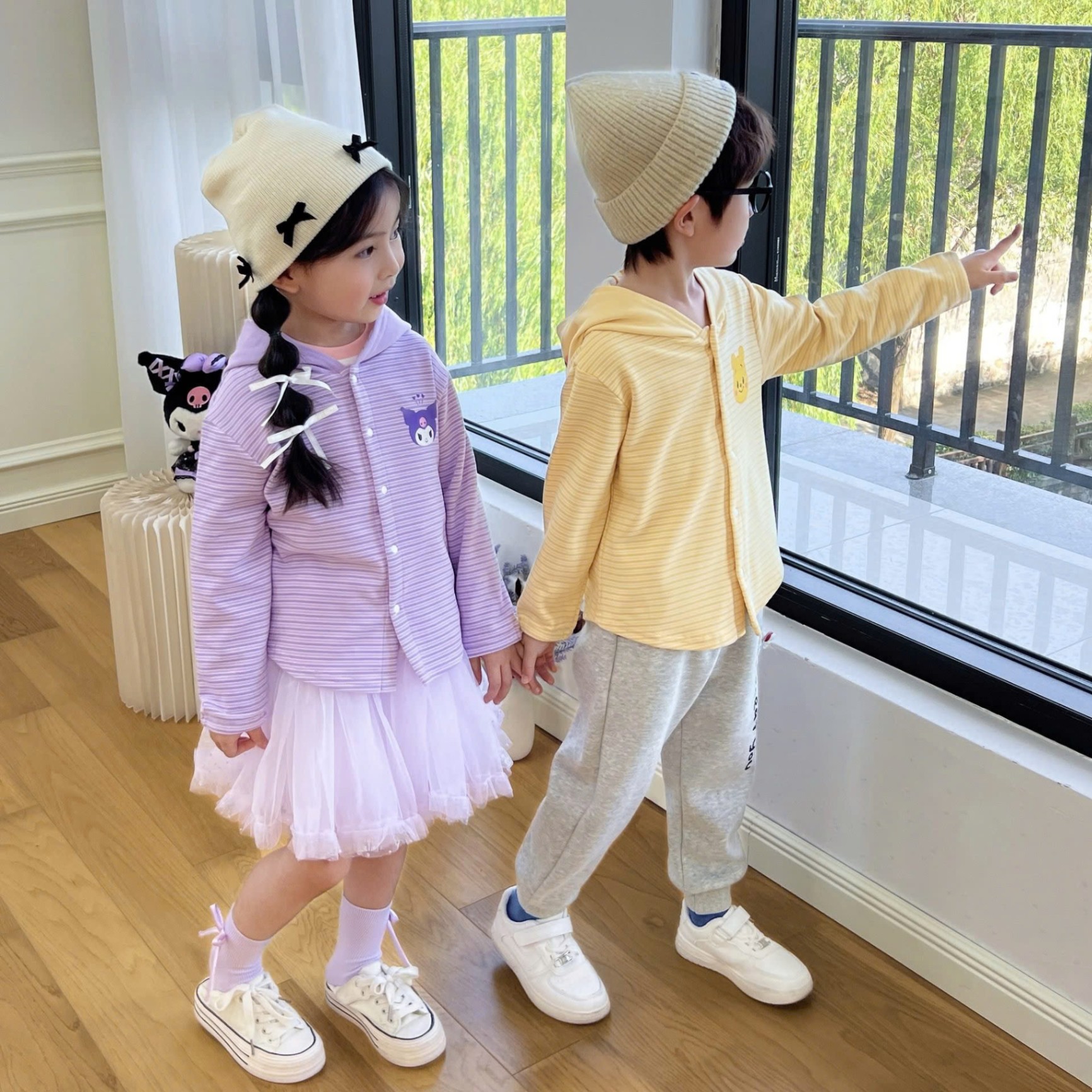 24HA2310.24 - ÁO CARDIGAN KẺ CÓ MŨ HOẠT HÌNH CHO BÉ