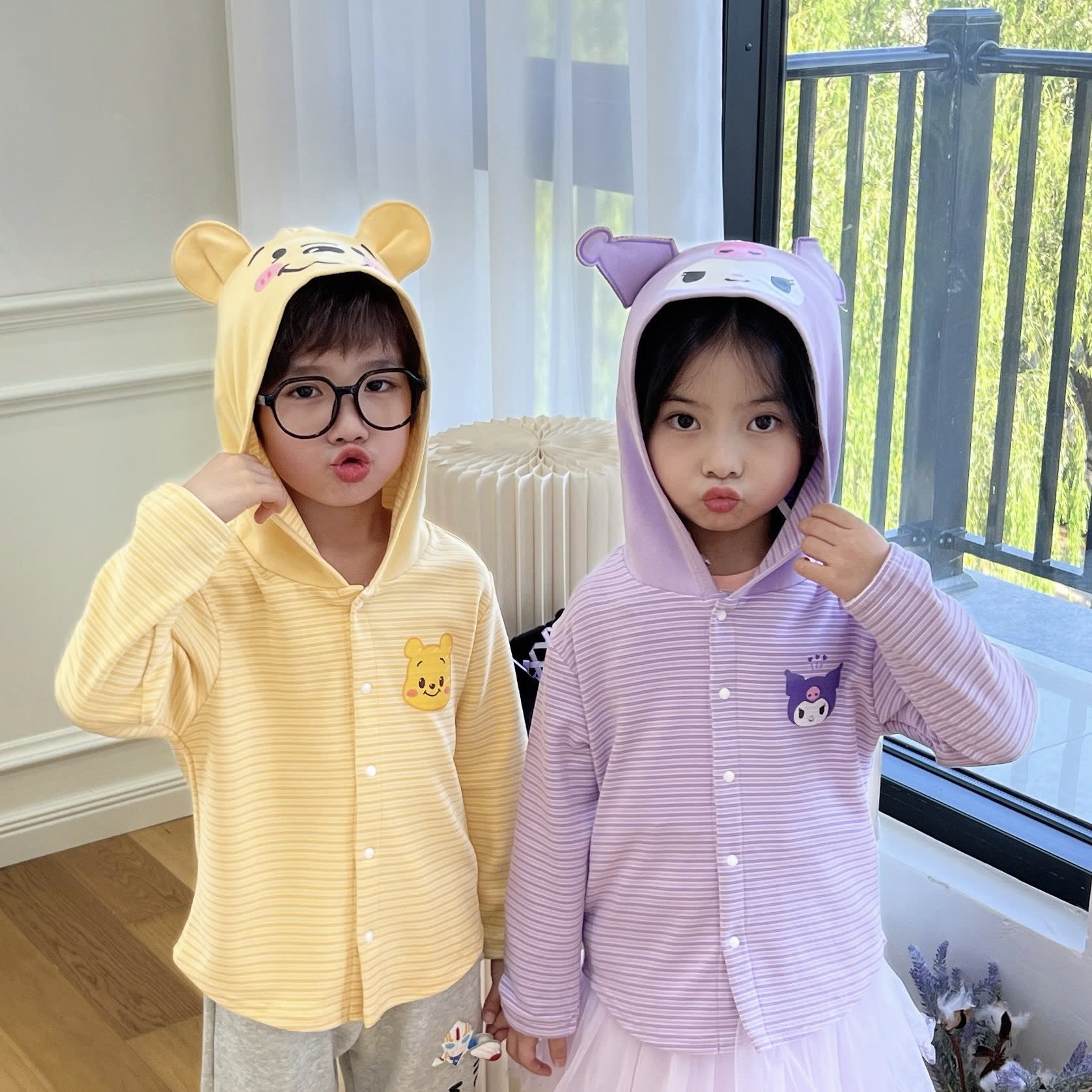 24HA2310.24 - ÁO CARDIGAN KẺ CÓ MŨ HOẠT HÌNH CHO BÉ