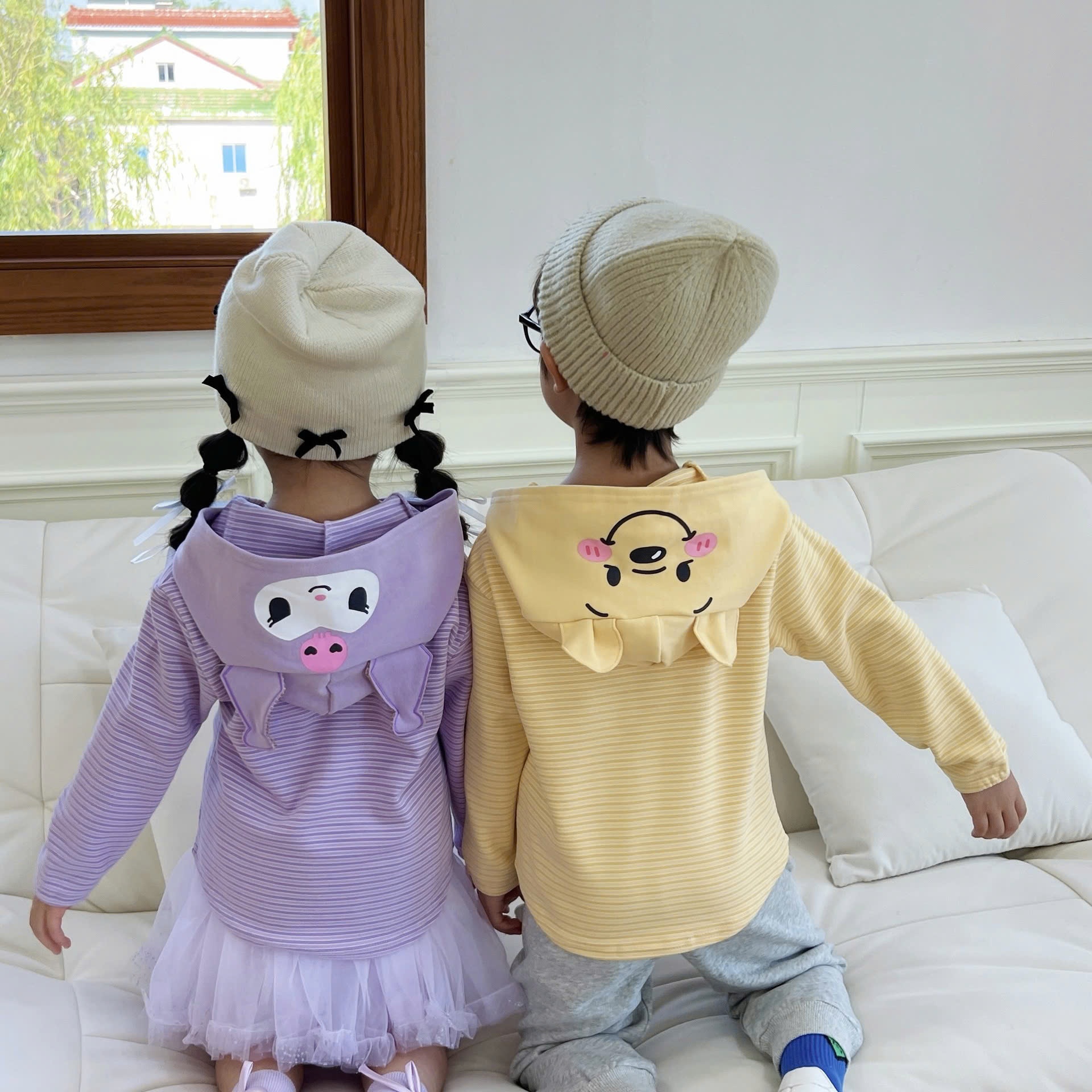 24HA2310.24 - ÁO CARDIGAN KẺ CÓ MŨ HOẠT HÌNH CHO BÉ