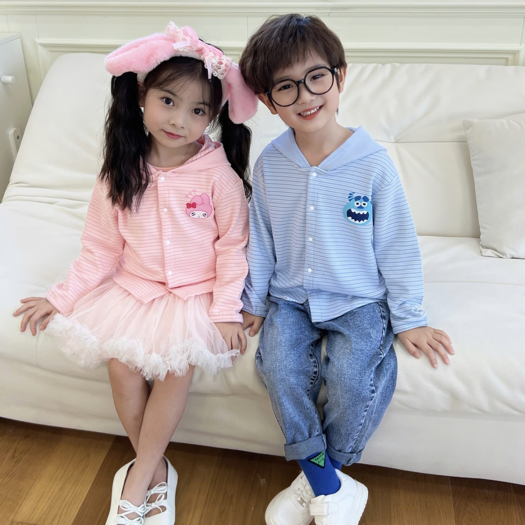 24HA2310.24 - ÁO CARDIGAN KẺ CÓ MŨ HOẠT HÌNH CHO BÉ
