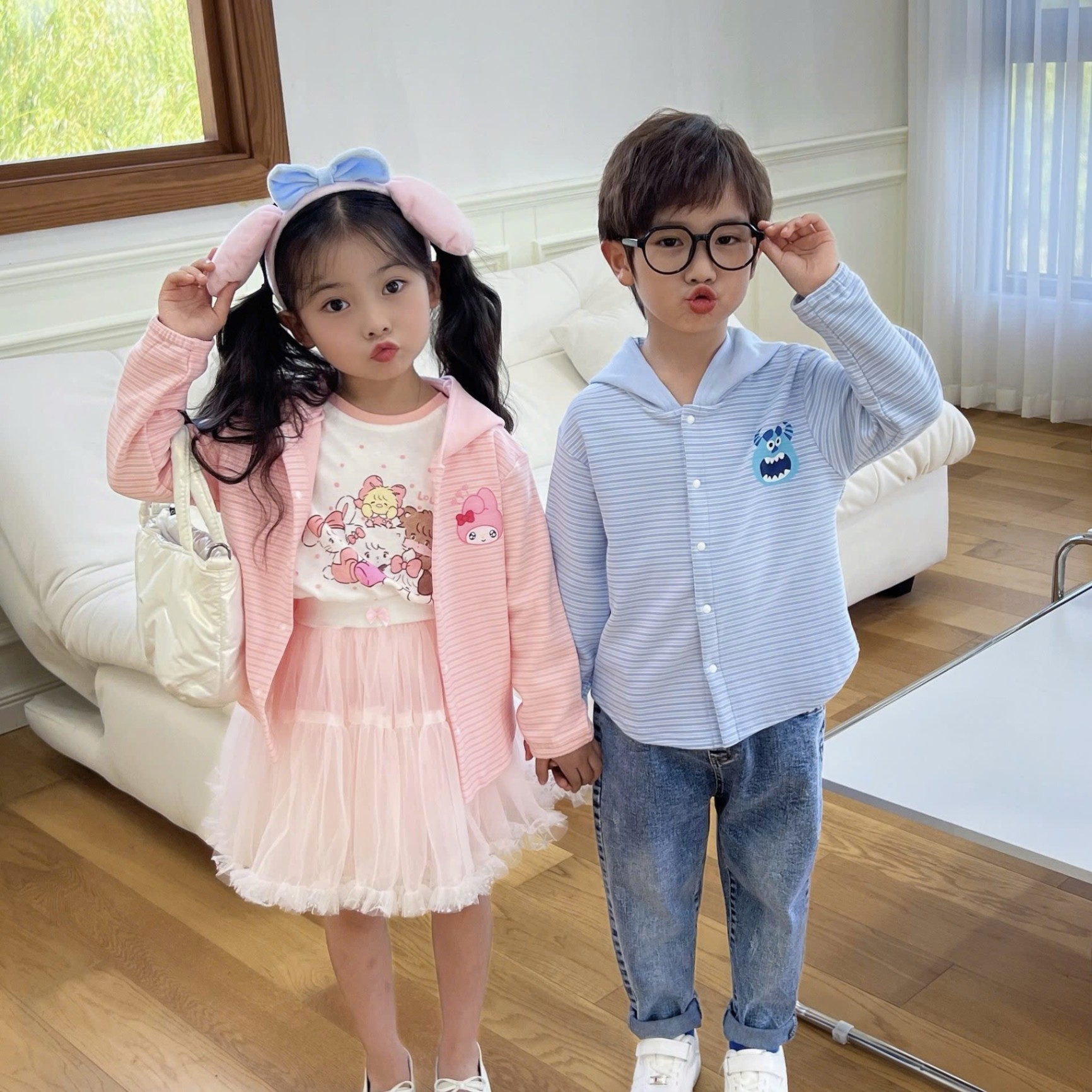24HA2310.24 - ÁO CARDIGAN KẺ CÓ MŨ HOẠT HÌNH CHO BÉ
