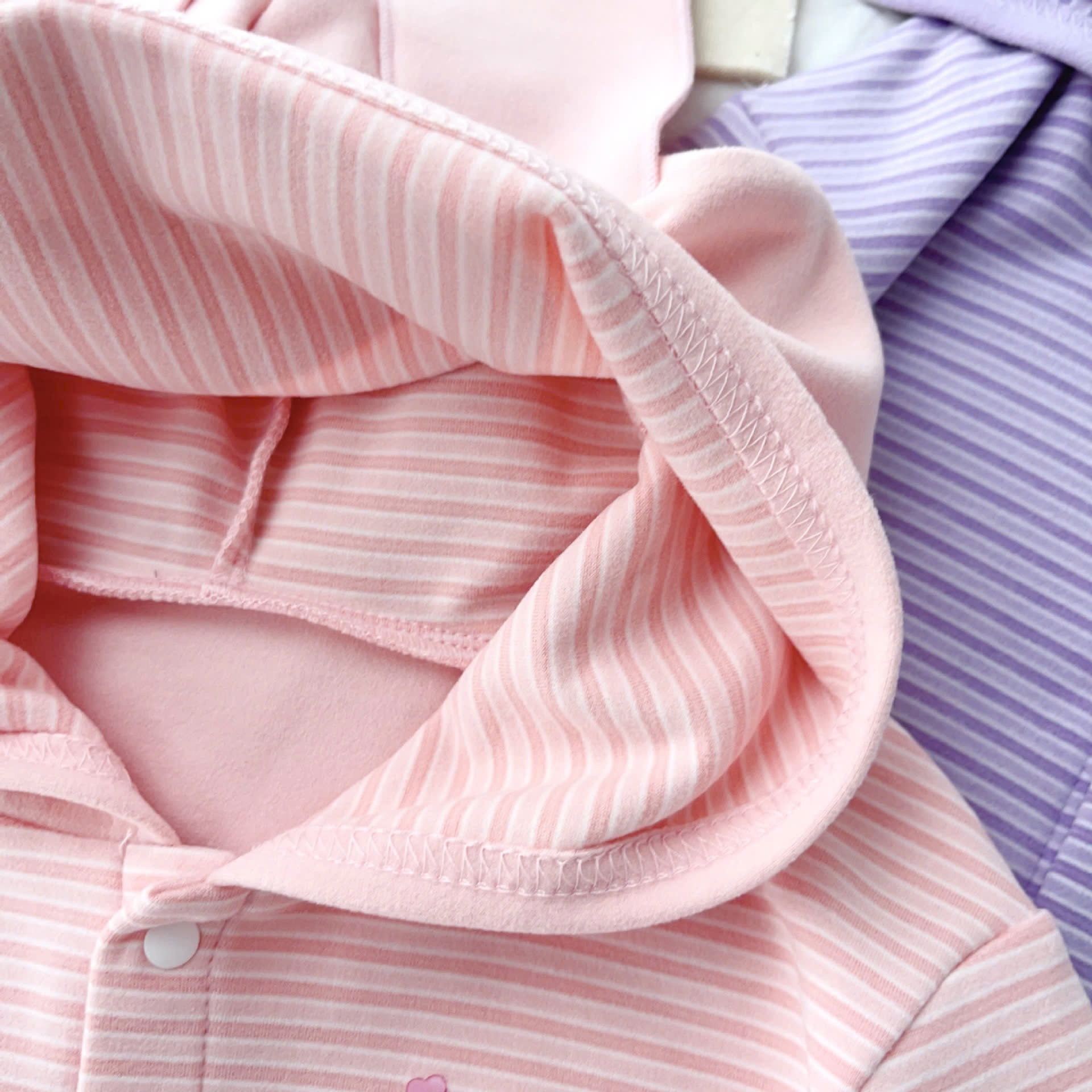 24HA2310.24 - ÁO CARDIGAN KẺ CÓ MŨ HOẠT HÌNH CHO BÉ