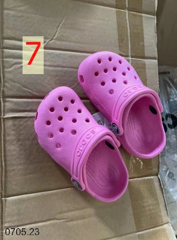 25HA0705.23 - SỤC CROCS LỖ CHO BÉ YÊU