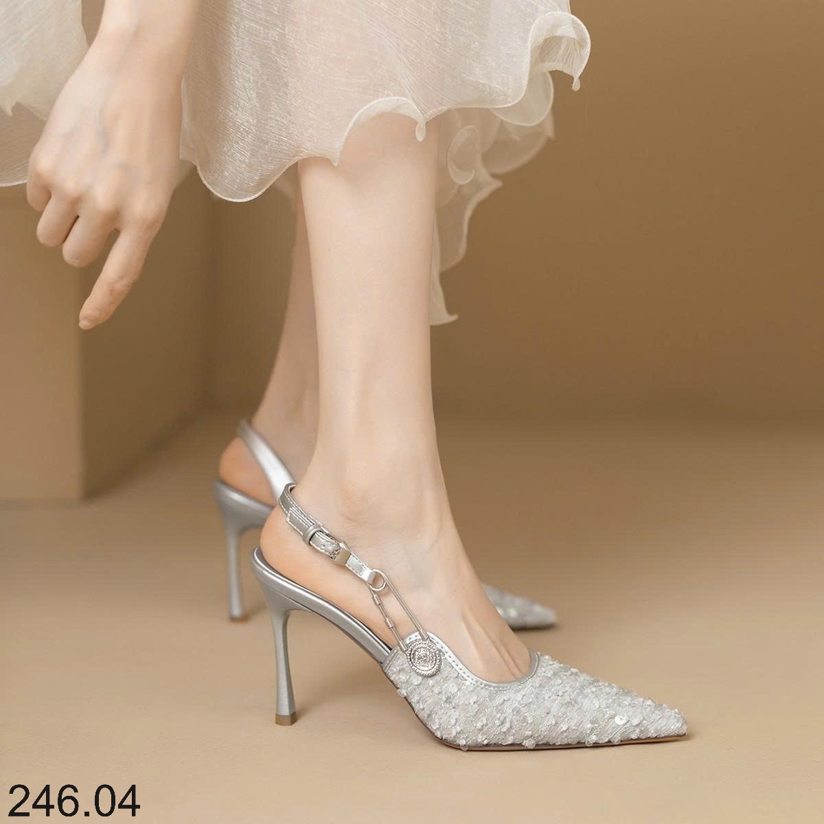 25HA246.04 - GIÀY CAO GÓT MŨI NHỌN ĐÍNH SEQUIN KHÓA CÀI