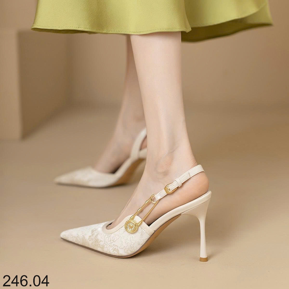 25HA246.04 - GIÀY CAO GÓT MŨI NHỌN ĐÍNH SEQUIN KHÓA CÀI