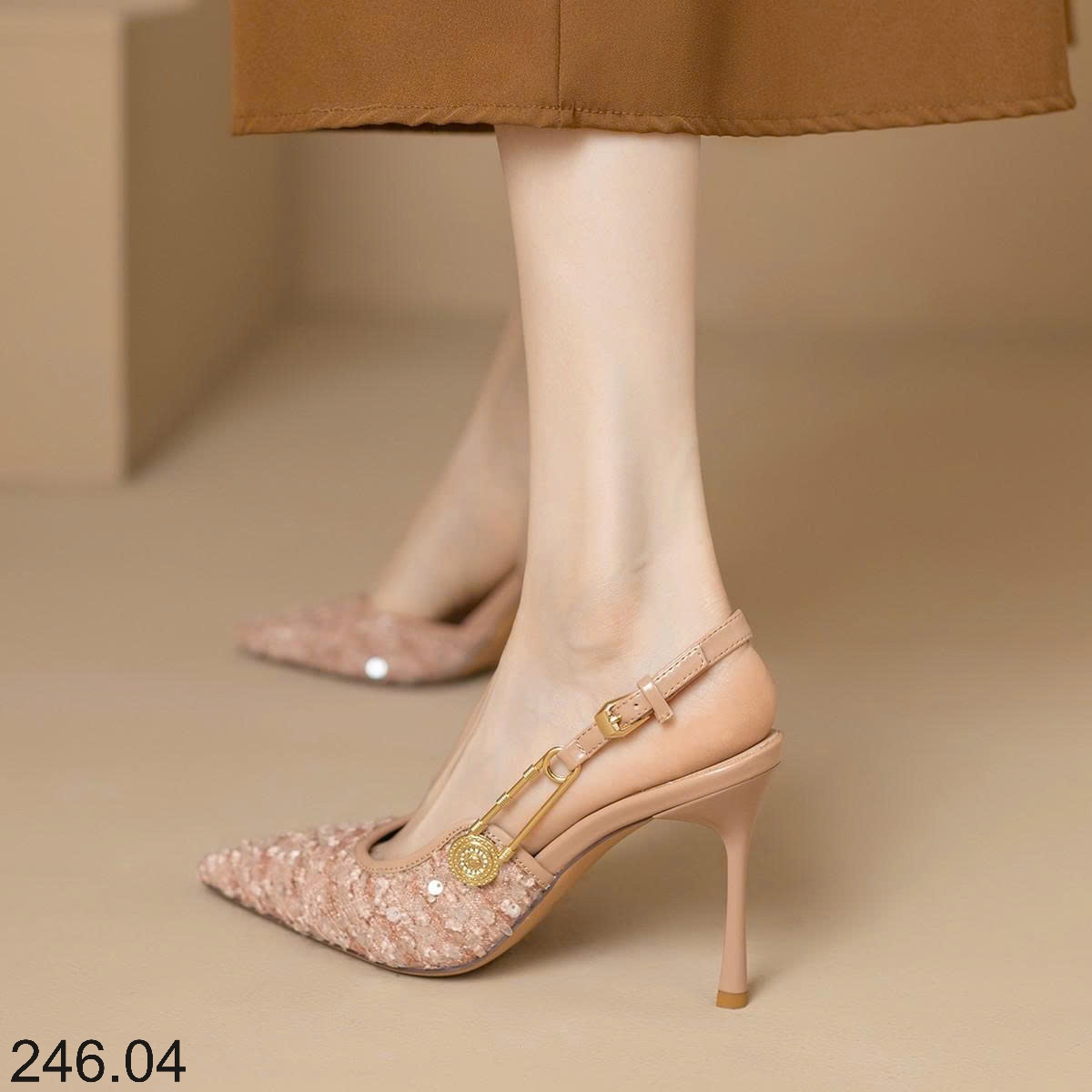 25HA246.04 - GIÀY CAO GÓT MŨI NHỌN ĐÍNH SEQUIN KHÓA CÀI