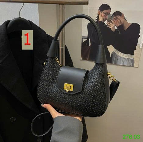 25HA276.03 - TÚI XÁCH TAY LƯỠI LIỀM NỮ