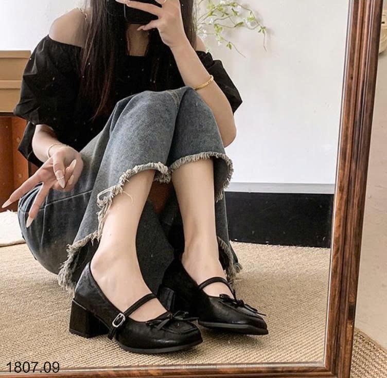 25HA1807.09 - GIÀY NƠ GÓT VUÔNG