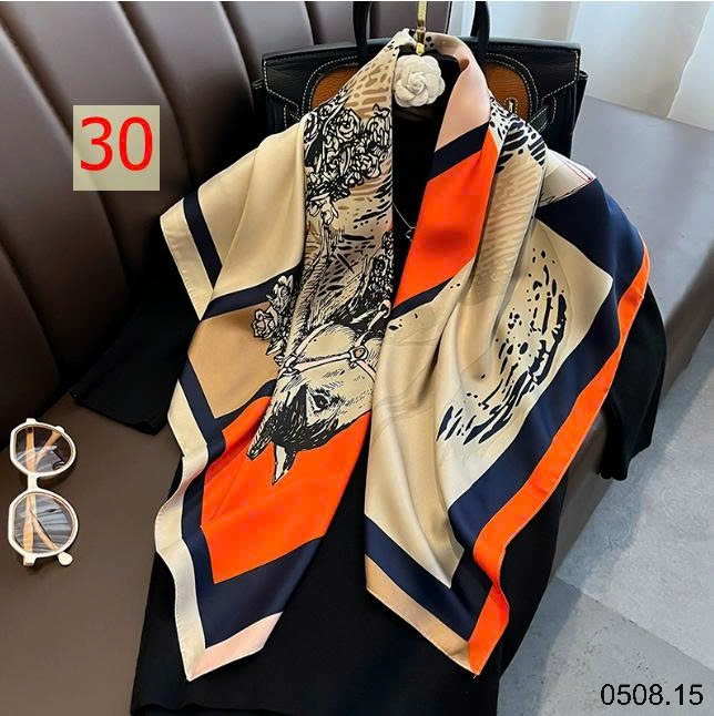 25HA0508.15 - SET 2 KHĂN LỤA VUÔNG QUÀNG CỔ