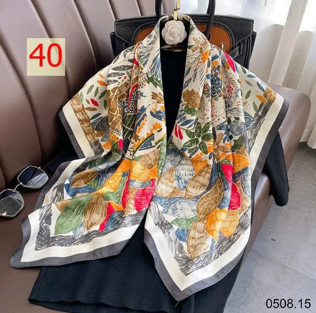 25HA0508.15 - SET 2 KHĂN LỤA VUÔNG QUÀNG CỔ