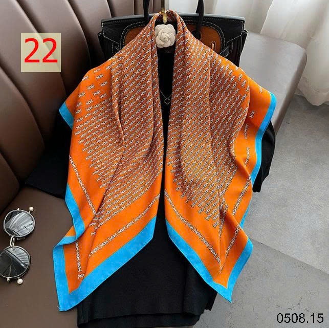 25HA0508.15 - SET 2 KHĂN LỤA VUÔNG QUÀNG CỔ