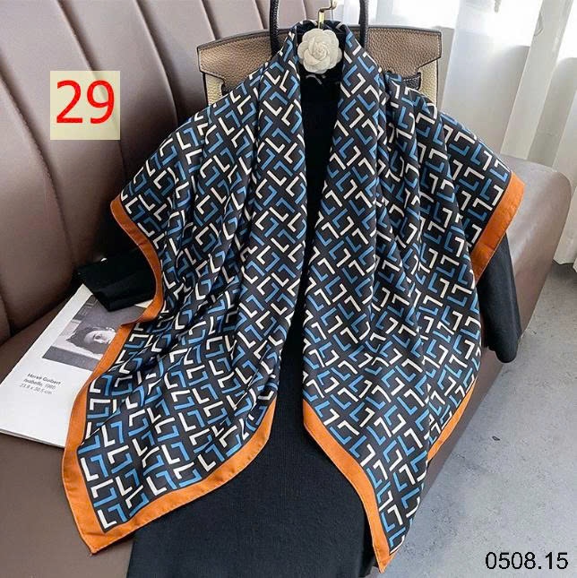 25HA0508.15 - SET 2 KHĂN LỤA VUÔNG QUÀNG CỔ