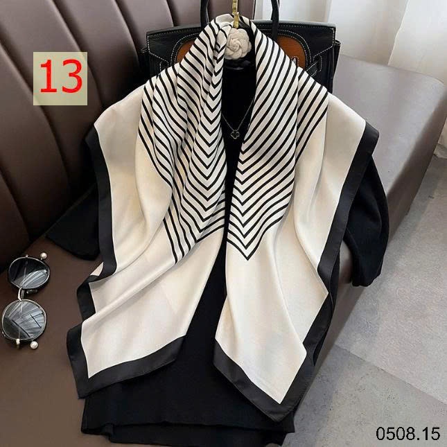 25HA0508.15 - SET 2 KHĂN LỤA VUÔNG QUÀNG CỔ