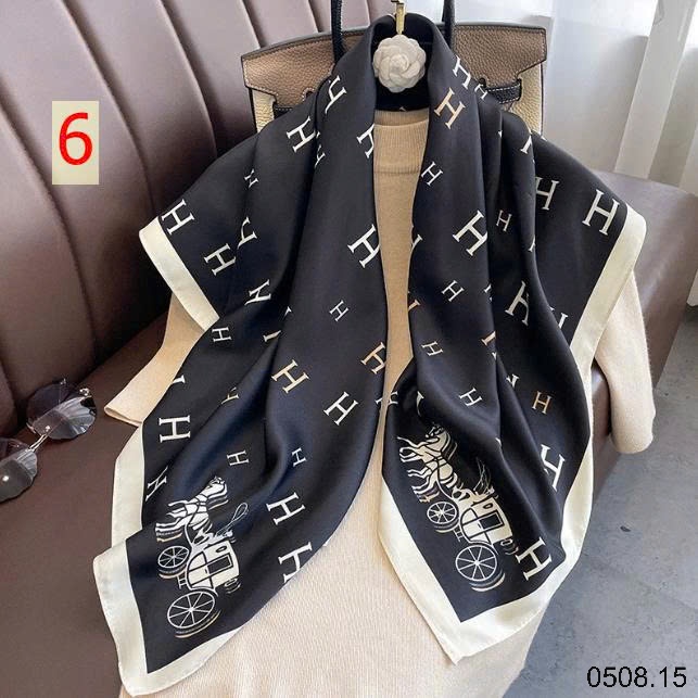 25HA0508.15 - SET 2 KHĂN LỤA VUÔNG QUÀNG CỔ