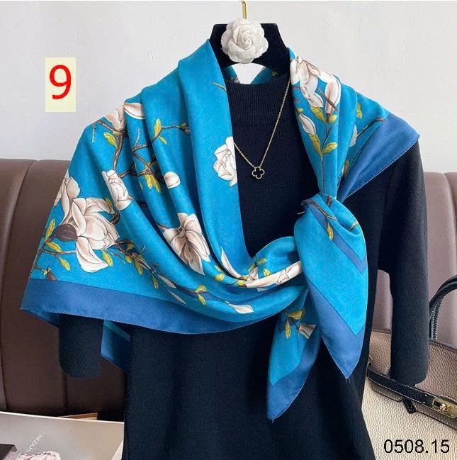 25HA0508.15 - SET 2 KHĂN LỤA VUÔNG QUÀNG CỔ