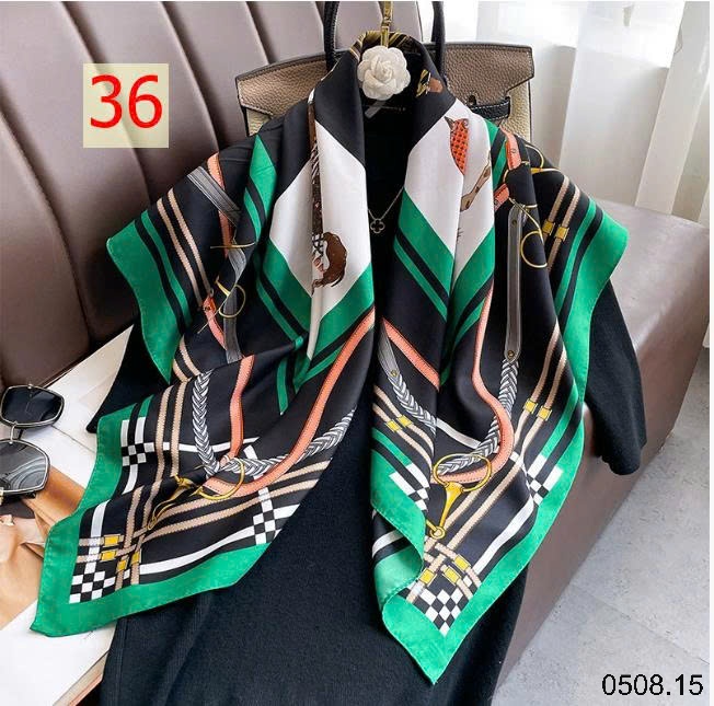 25HA0508.15 - SET 2 KHĂN LỤA VUÔNG QUÀNG CỔ