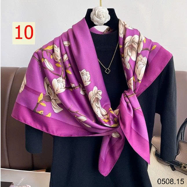 25HA0508.15 - SET 2 KHĂN LỤA VUÔNG QUÀNG CỔ
