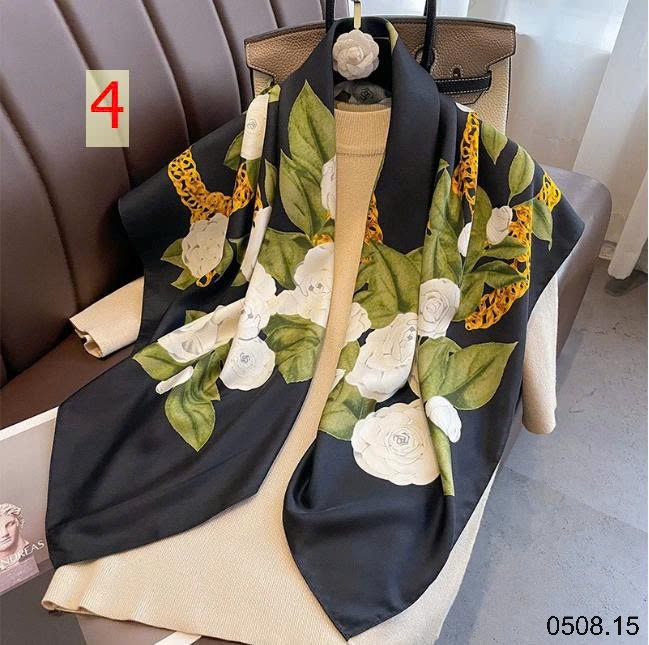25HA0508.15 - SET 2 KHĂN LỤA VUÔNG QUÀNG CỔ