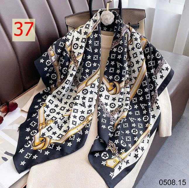 25HA0508.15 - SET 2 KHĂN LỤA VUÔNG QUÀNG CỔ