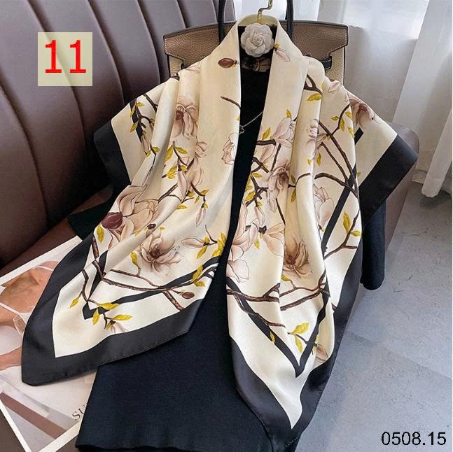 25HA0508.15 - SET 2 KHĂN LỤA VUÔNG QUÀNG CỔ