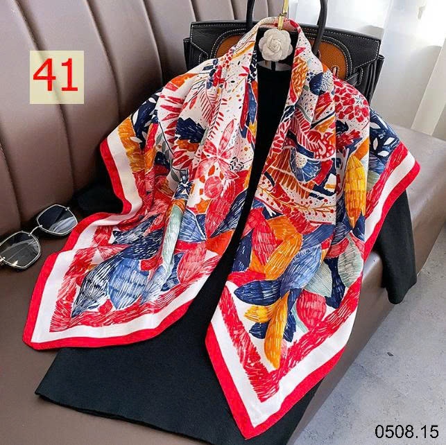 25HA0508.15 - SET 2 KHĂN LỤA VUÔNG QUÀNG CỔ