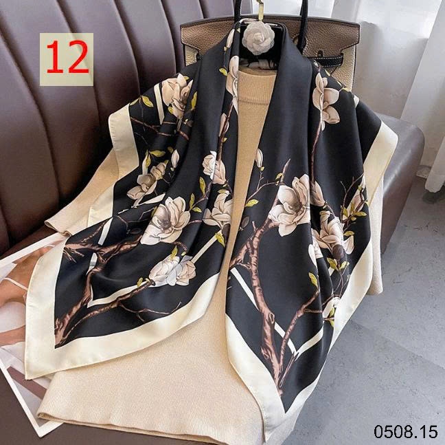 25HA0508.15 - SET 2 KHĂN LỤA VUÔNG QUÀNG CỔ